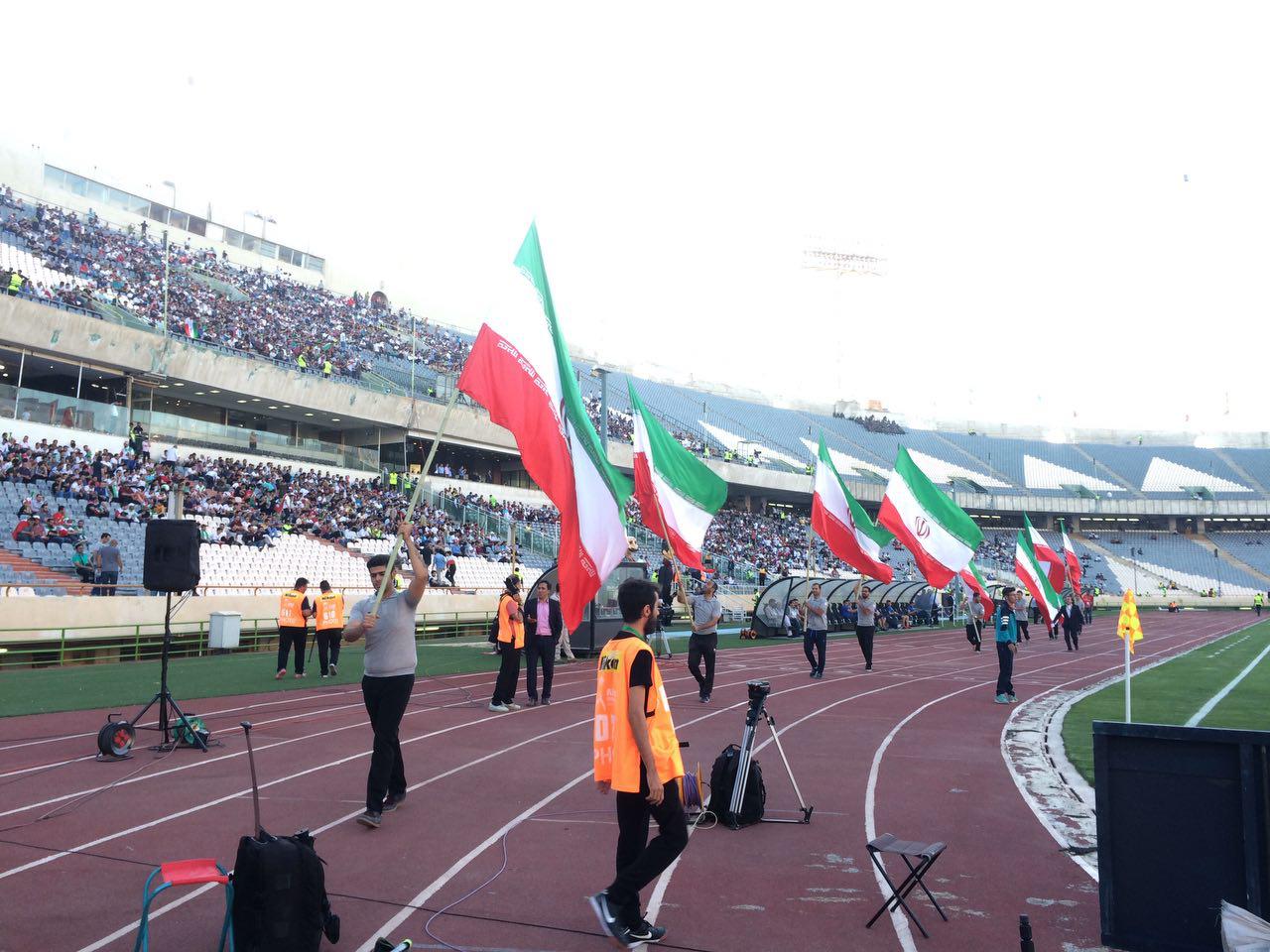 حضور 7 هزار تماشاگر در ورزشگاه آزادی/ تعجب ازبک ها از عروسک های غول پیکر