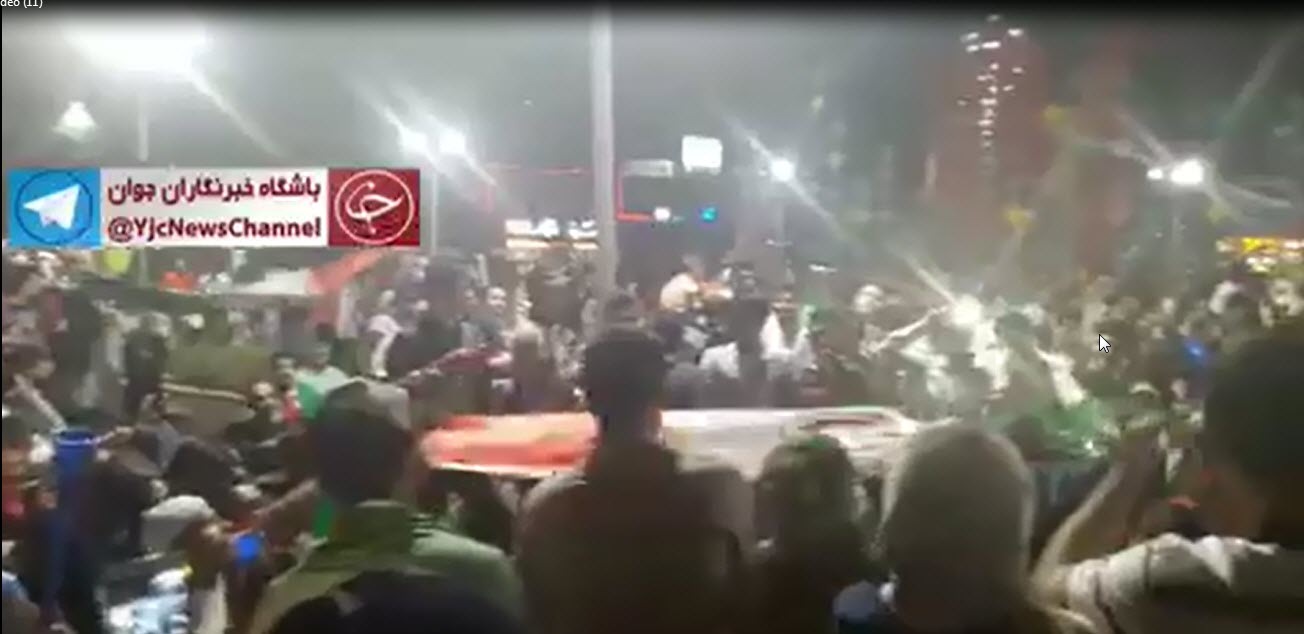 خوشحالی مردم پس از صعود به جام جهانی در میدان ونک تهران +فیلم