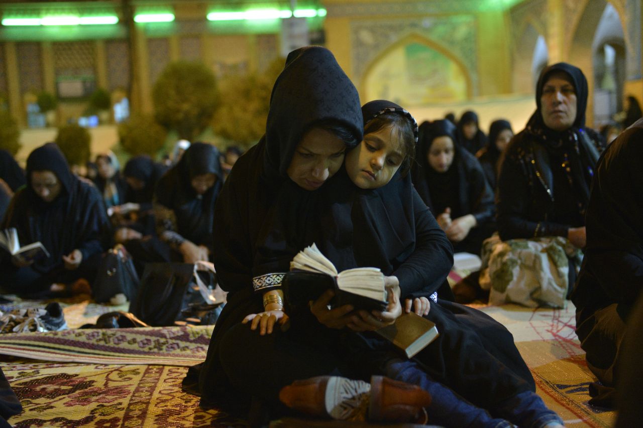 تصاویری از شب زنده داری مردم در شب قدر/ قرآن سر نهادن برای طلب آمرزش
