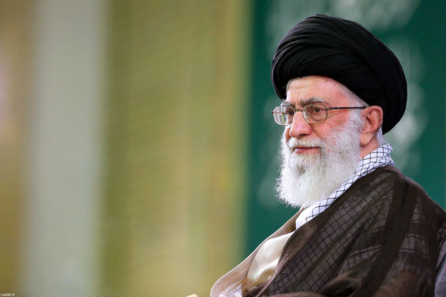 حضور رهبر انقلاب اسلامی در منزل خانواده شهدای مشهد