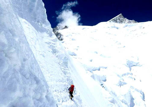 تصاویر صعود محمد حسینی کوهنورد لرستانی به قله گاشربروم ۲ در کشور پاکستان