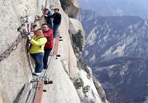 هیجان پایان آمدن از پله‌های یک کوه در ارتفاع 2133 متری + فیلم