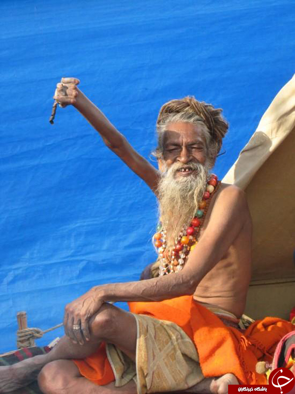 مرتاض هندی 42 سال است که دستش را بالا نگه داشته است + تصاویر