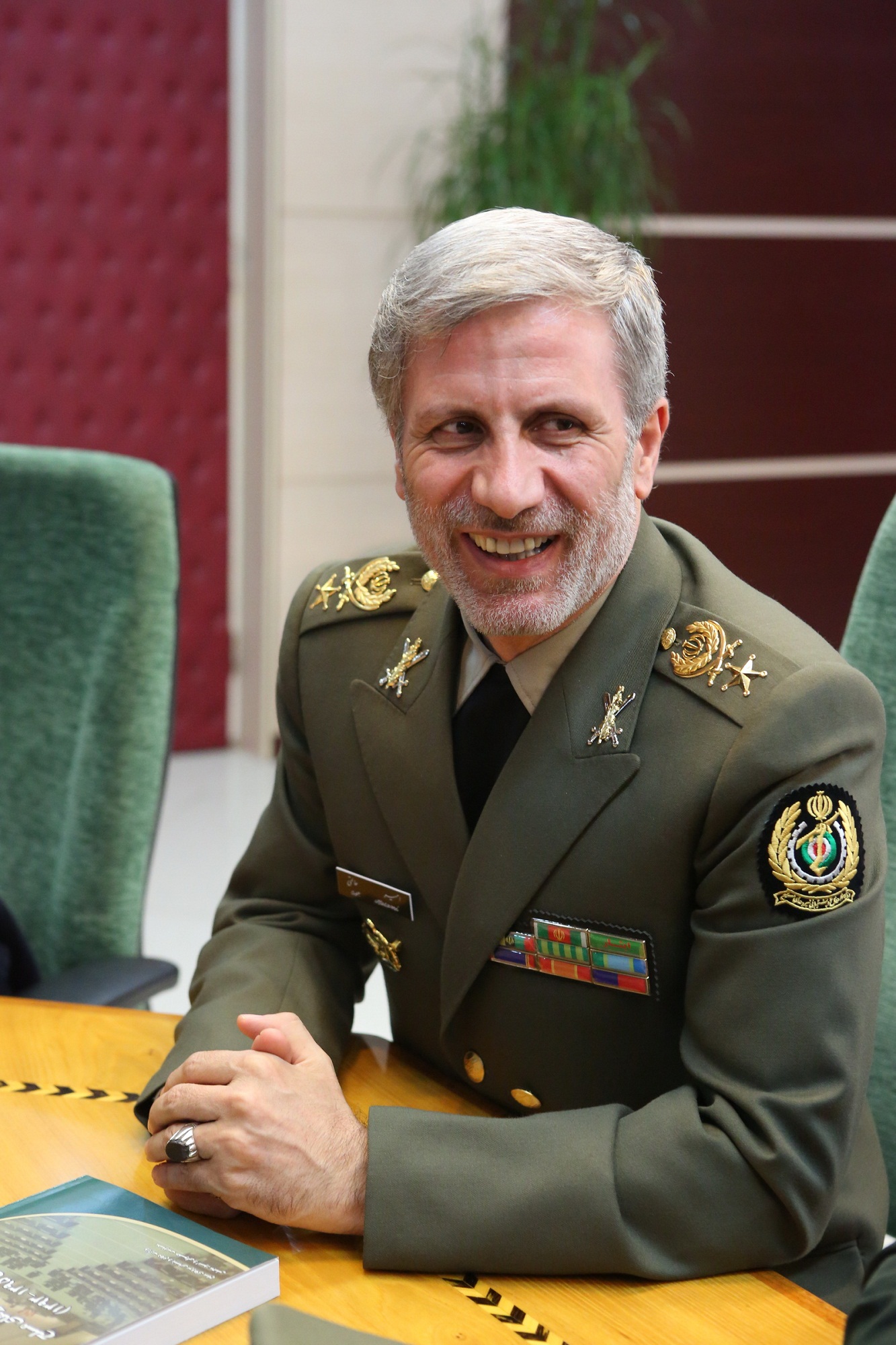 امیر حاتمی کار خود به عنوان وزیر دفاع و پشتیبانی نیروهای مسلح را آغاز کرد + تصاویر