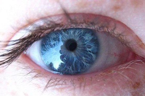 علت آبی شدن رنگ چشم چیست؟