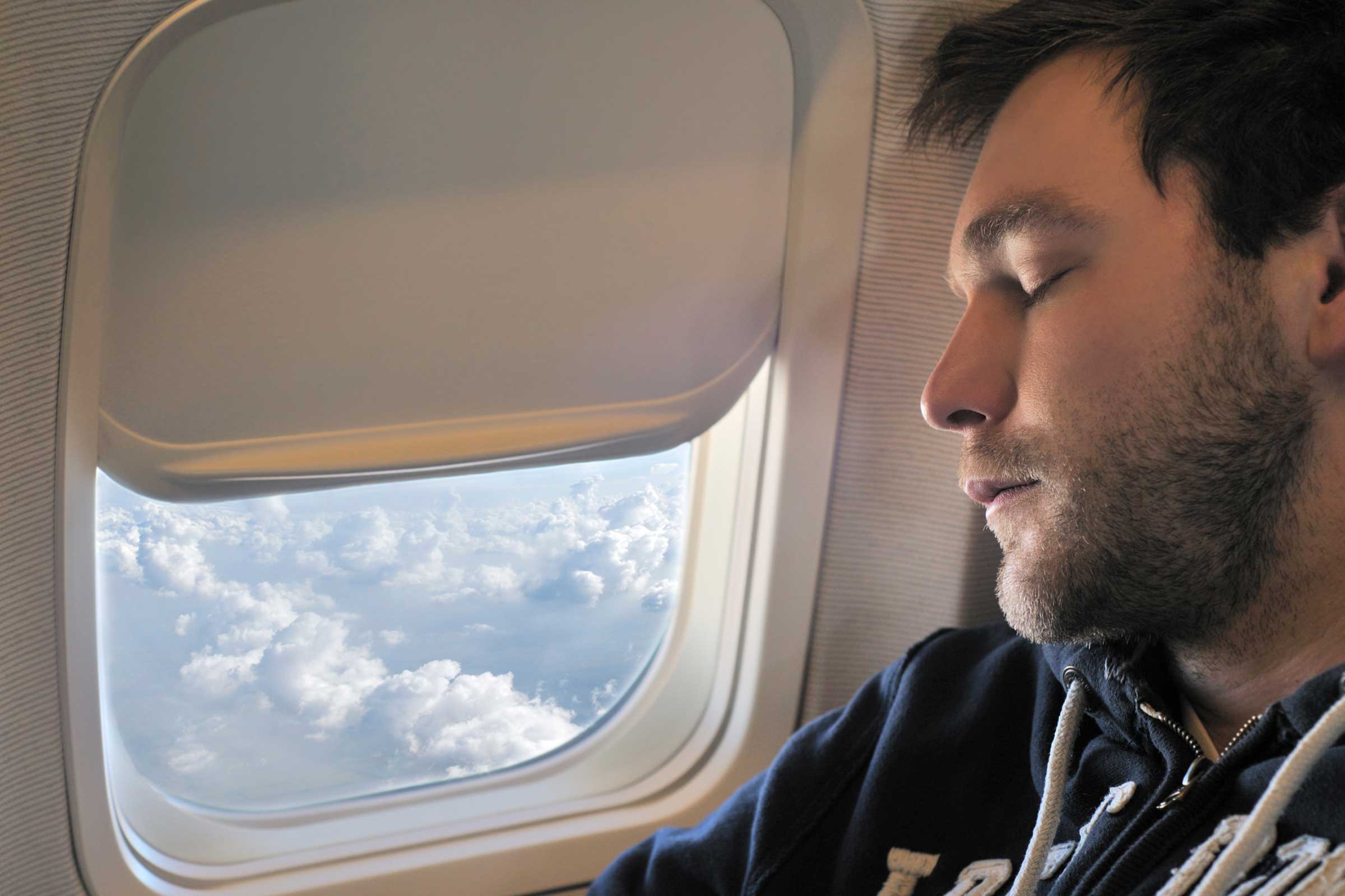 از خوابیدن هنگام تغییر ارتفاع هواپیما خودداری کنید/با خوابیدن عضله بسازید/سالاد بخورید تا سکته قلبی نکنید!/غذایی که باعث حلقه های تیره زیر چشم می شوند