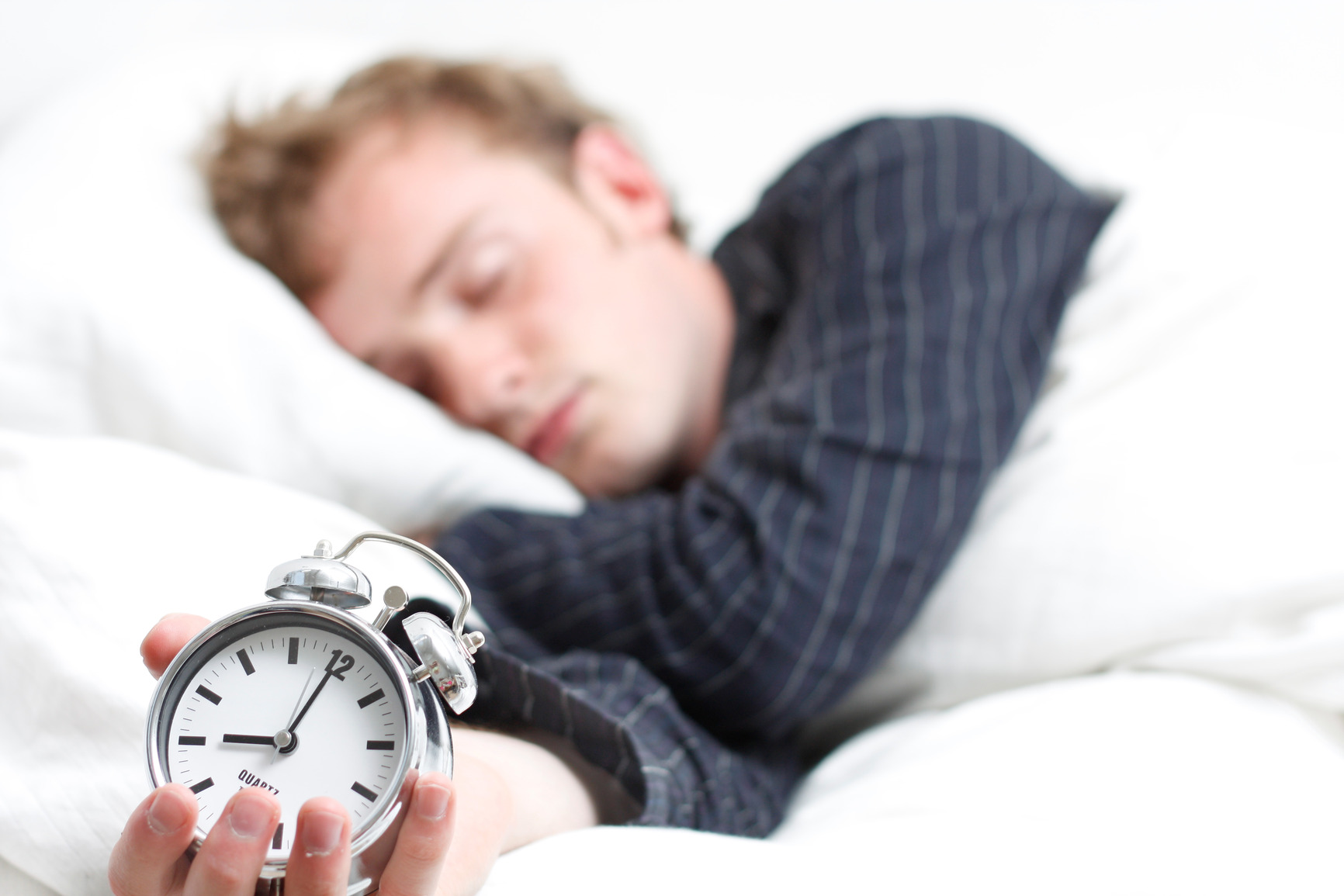 اشتباهات رایجی که باعث می‌شود صبح‌ها خواب بمانید