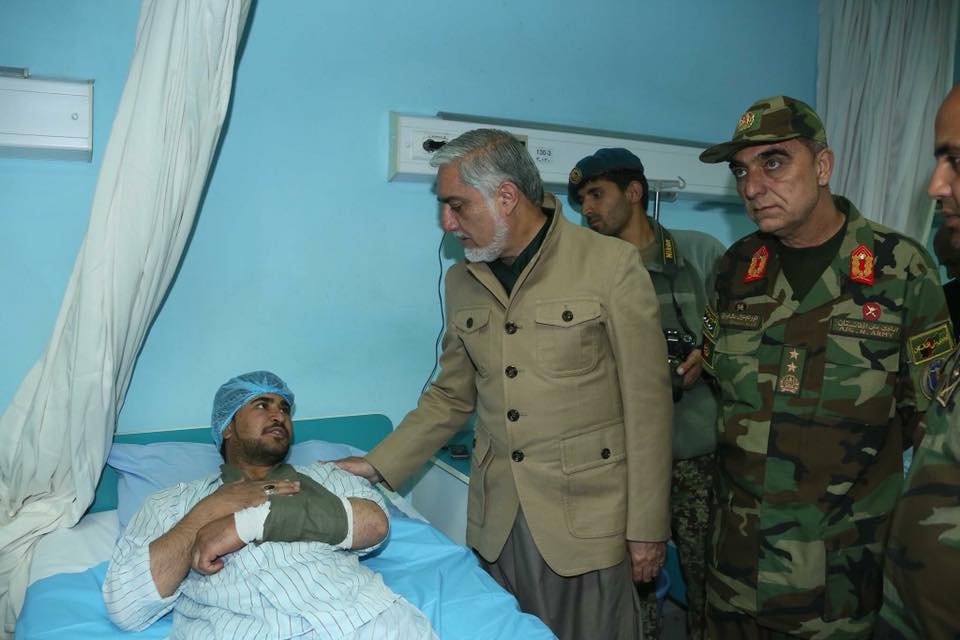 گزارش تصویری: عیادت «عبدالله» از مجروحین حمله انتحاری پکتیا