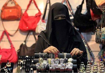 استخدام زنان عربستانی در فروشگاه‌های عرضه‌کننده اجناس زنانه