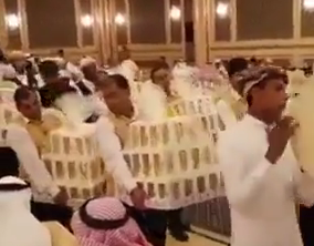هدایای عجیبی که میهمانان یک عروسی در عربستان دریافت کردند+فیلم
