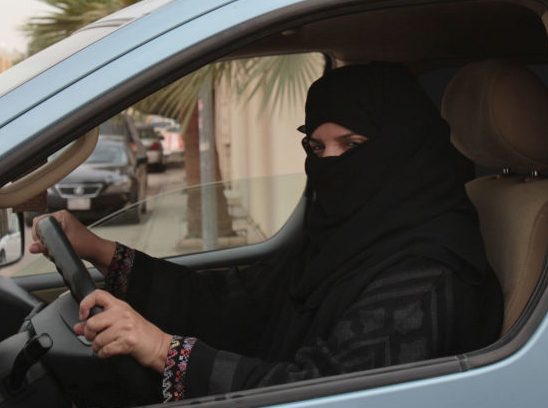 عکس العمل های دیدنی زنان سعودی مقابل لغو ممنوعیت رانندگی+فیلم