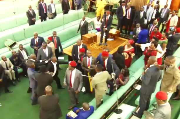 زد و خورد شدید بین نمایندگان در یک پارلمان+فیلم