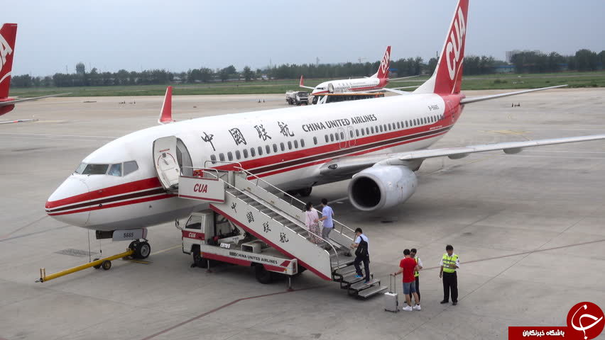 سقوط مهماندار از پلکان هواپیما در چین + تصاویر