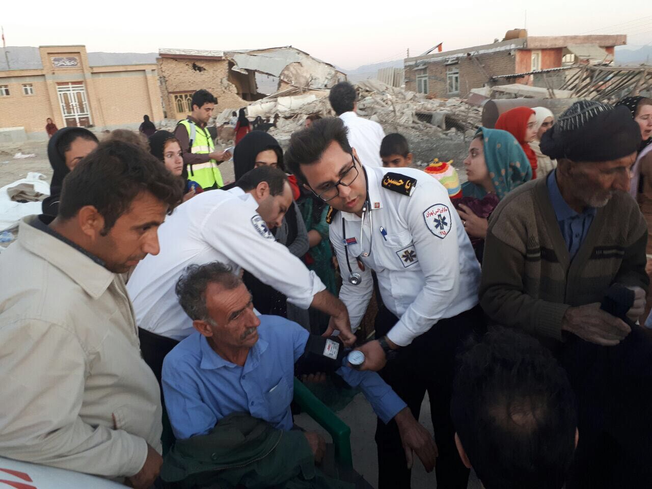 تزریق واکسن به زلزله زدگان/ اقامه دعوی وزارت بهداشت علیه پیمانکاران بیمارستان‌های آسیب دیده کرمانشاه