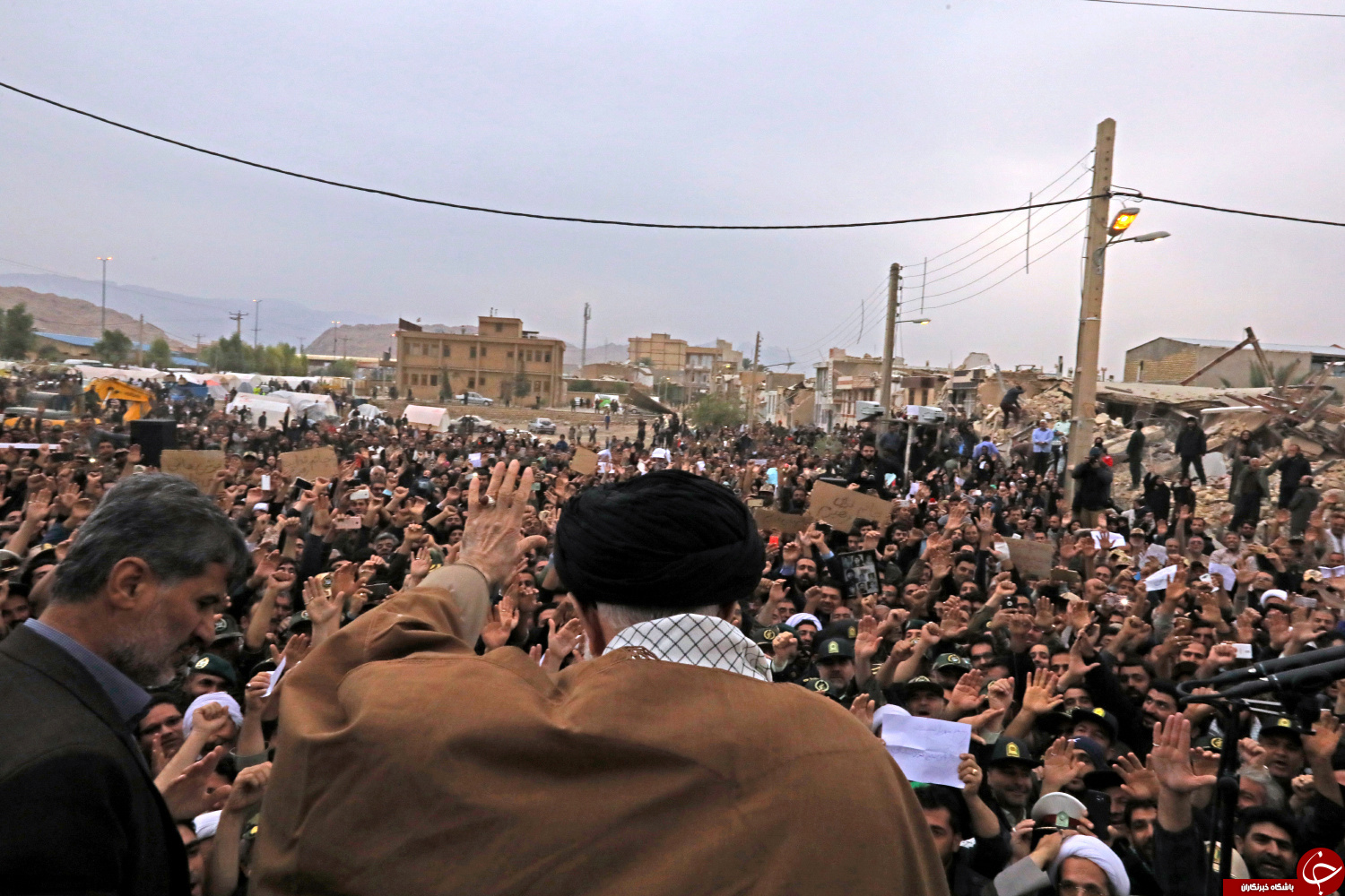 تصاویری از حضور رهبر انقلاب در مناطق زلزله‌زده کرمانشاه
