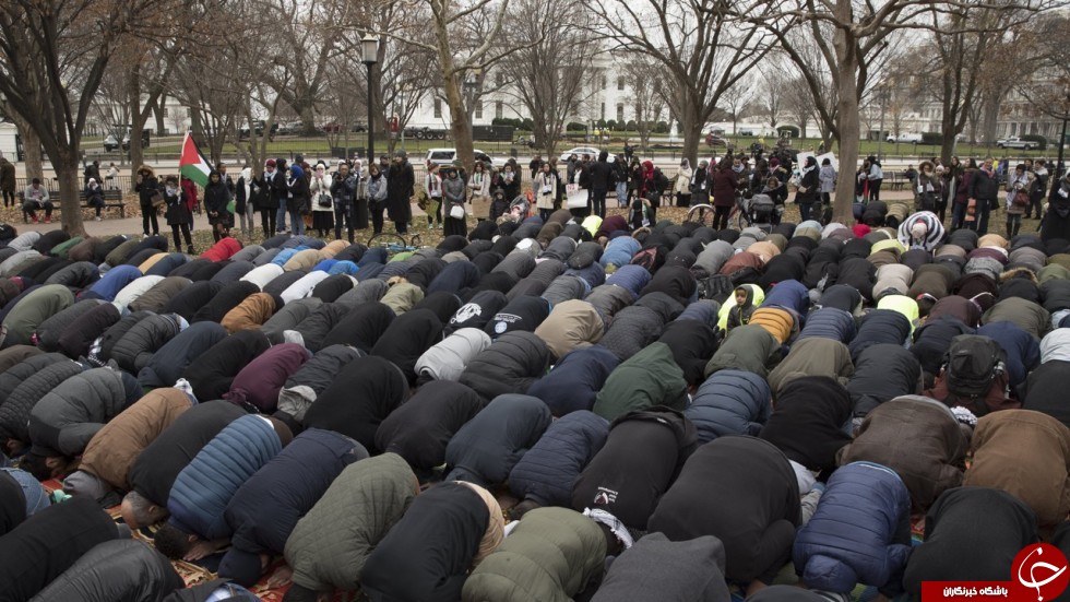اقامه نماز جمعه مقابل کاخ سفید در اعتراض به اقدام ترامپ در خصوص قدس + تصاویر
