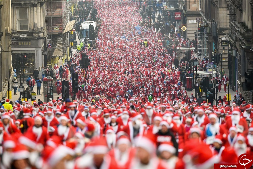 تصاویر هفته: از رژه ۸۰۰۰ بابانوئل در اسکاتلند تا بازی دونالد ترامپ با عروسک فضانورد