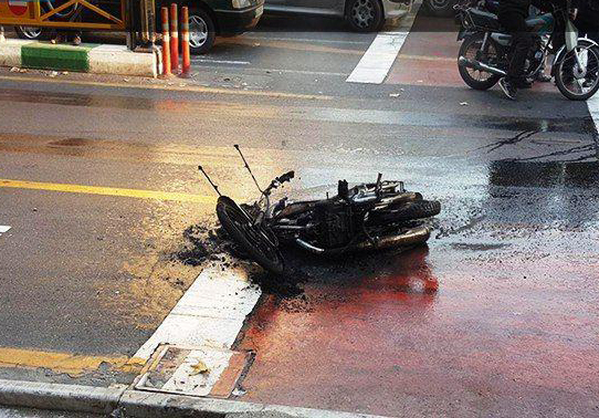 ماجرای آتش زدن موتورسیکلت در خیابان ولیعصر چه بود؟+عکس