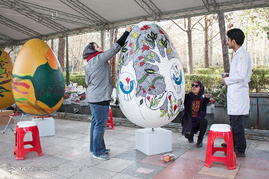 آماده سازی تخم‌مرغ های نوروزی در پارک لاله