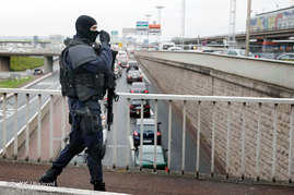 تخلیه فرودگاه اورلی پاریس در پی وقوع تیراندازی