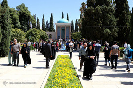 مسافران نوروزی در جوار آرامگاه سعدی و حافظ - شیراز‎