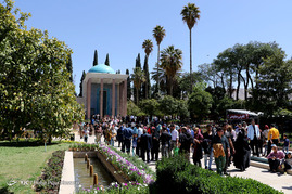 مسافران نوروزی در جوار آرامگاه سعدی و حافظ - شیراز‎