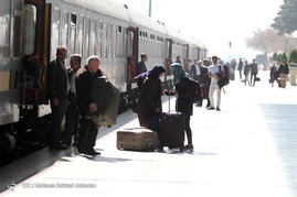 حال و هوای مسافران نوروزی در ایستگاه راه آهن مشهد