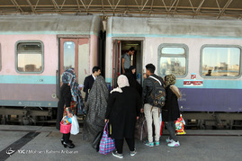 حال و هوای مسافران نوروزی در ایستگاه راه آهن مشهد