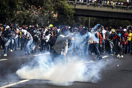 درگیری تظاهرات کنندگان ونزوئلایی با نیروهای پلیس