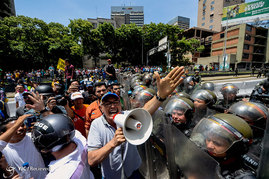 درگیری تظاهرات کنندگان ونزوئلایی با نیروهای پلیس