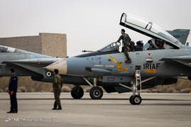 مانور هواپیماهای جنگی از پایگاه هشتم شکاری به مناسبت روز ارتش‎ - اصفهان


