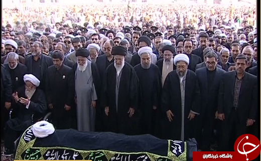 بالصور ..قائد الثورة الاسلامية يصلي علي جثمان آیة الله واعظ طبسي