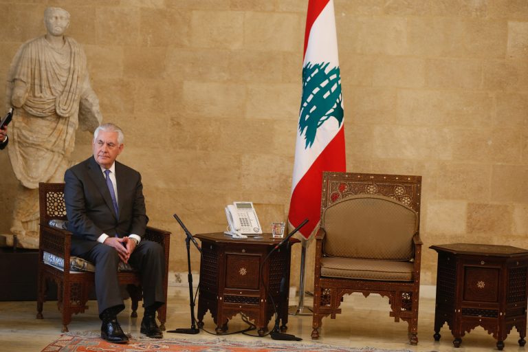 وزير الخارجية الأمريكي يضطر للانتظار في قصر الرئاسة اللبناني!