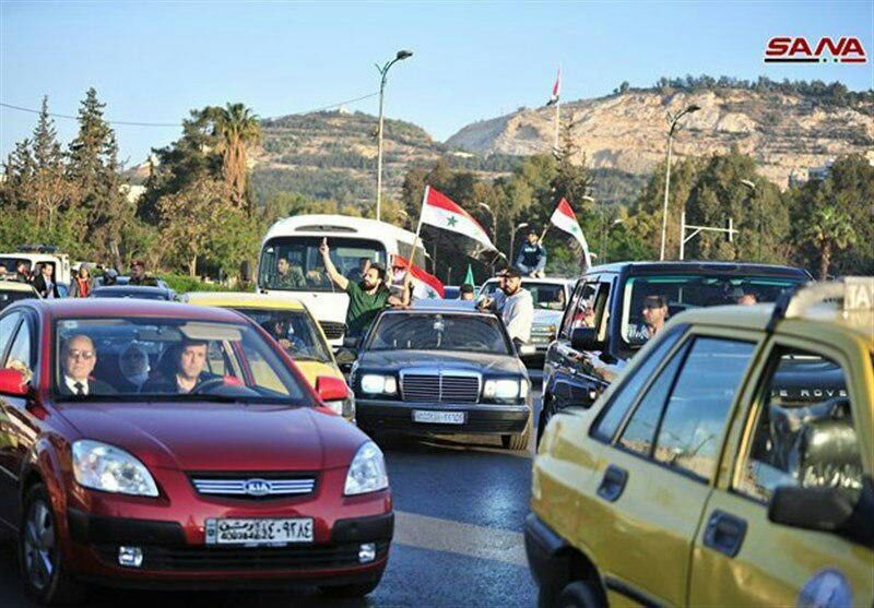 بعد الضربات.. سوريون يحتشدون بأكبر ميادين دمشق