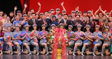 زعيم كوريا الشمالية وزوجته يحضران حفلا استعراضيا لفرقة فنية صينية