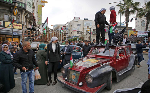 صور.. فلسطينيون يخرجون فى مسيرات بالسيارات القديمة خلال ذكرى النكبة