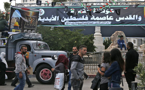 صور.. فلسطينيون يخرجون فى مسيرات بالسيارات القديمة خلال ذكرى النكبة