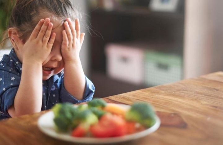 ماذا تفعلين مع طفلك عندما يرفض تناول الأطعمة الصحية؟
