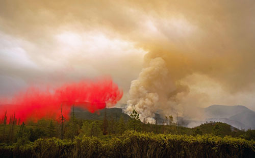 صور فرق الإطفاء تكافح حرائق الغابات فى ولاية كاليفورنيا الأمريكية