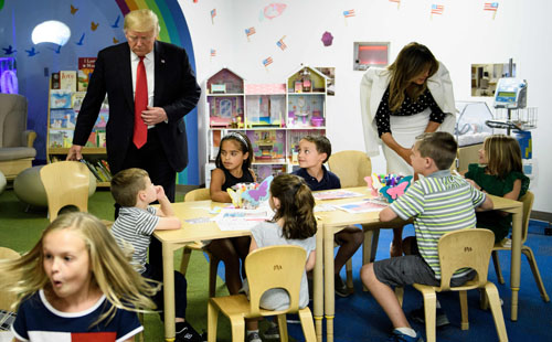 صور.. الرئيس الأمريكى وزوجته يشاركان حصة التلوين لأطفال داخل مستشفى