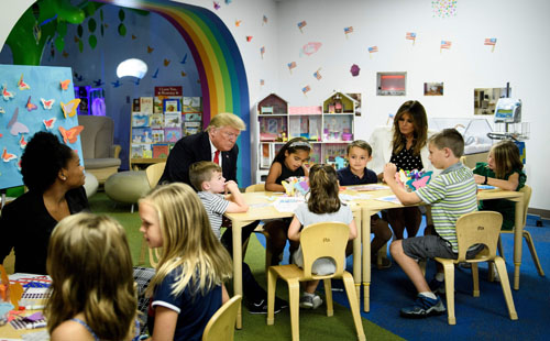 صور.. الرئيس الأمريكى وزوجته يشاركان حصة التلوين لأطفال داخل مستشفى