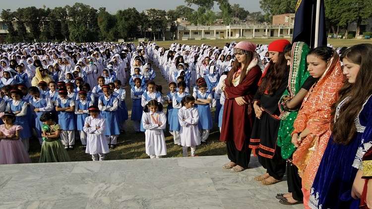 متشددون يلقون قنابل على مدارس في باكستان