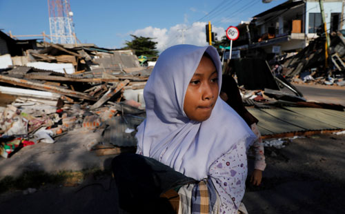 صور.. توقف الحياة العامة فى إندونيسيا بعد زلزال راح ضحيته 98 شخصا