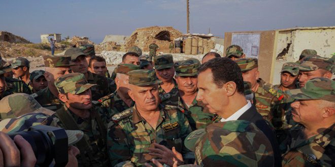 الأسد يتفقد الخطوط الأمامية ببلدة الهبيط في ريف إدلب (صورة)