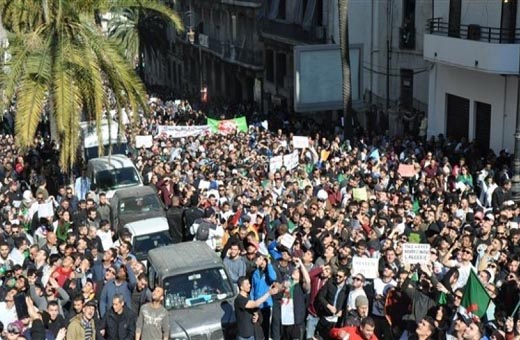الحزب الحاكم بالجزائر يدعو القوى السياسية للانخراط في خارطة الطريق