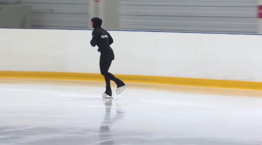 أول محجبة إماراتية تشارك في بطولة للتزلج على الجليد في روسيا