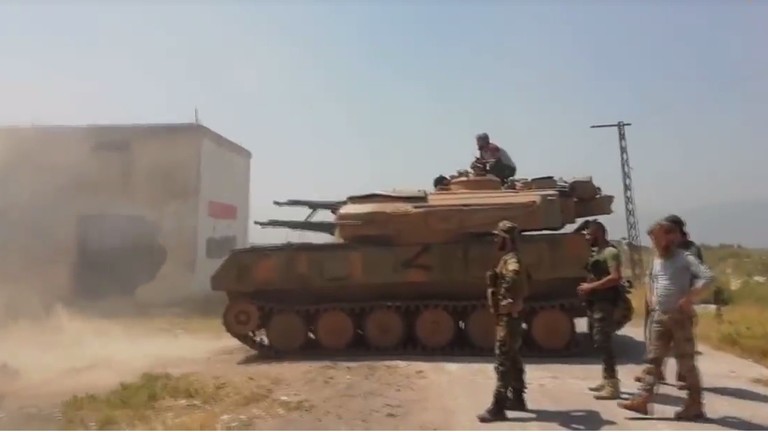 اشتباكات عنيفة بين الجيش السوري والمسلحين بريف حماة الشمالي وريف إدلب الجنوبي