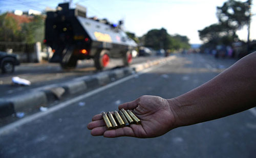 صور..اشتباكات عنيفة بين شرطة إندونيسيا ومحتجين