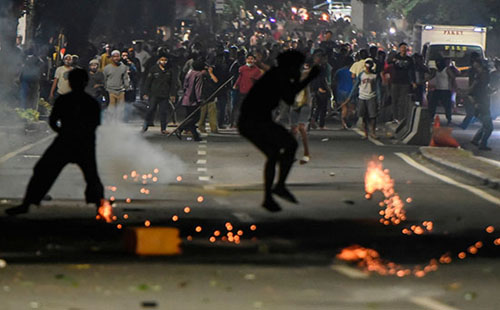 صور..اشتباكات عنيفة بين شرطة إندونيسيا ومحتجين