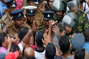 شرطة سريلانكا تطالب أفراد الشعب بتسليم الأسلحة على خلفية تفجيرات كولومبو